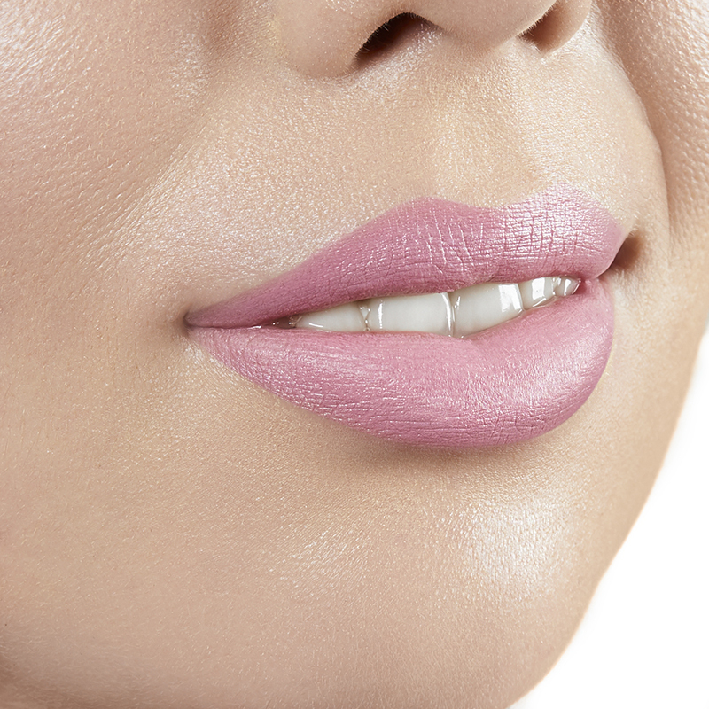 Closeup on lips of model with light skin tone wearing Motives Cream Lipstick, color Cupcake