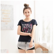 WHALE JEANS 美式個性國旗迷彩造型字母機能排汗上衣-2色 WHALE JEANS 美式個性國旗迷彩造型字母機能排汗上衣-2色