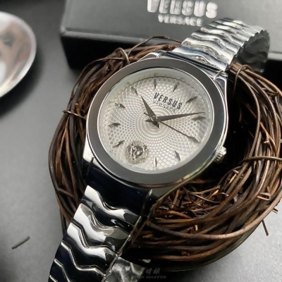 VERSUS VERSACE34mm圓形銀精鋼錶殼銀白色錶盤精鋼銀色錶帶款VV00284 