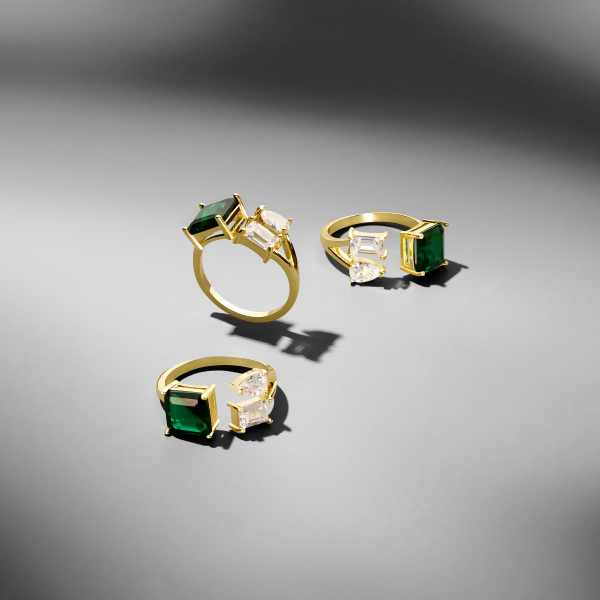 JORDAN – 大氣三寶石開口戒指 - 美圍7號 - 金色 | 透明蘇聯鑽與綠色人造寶