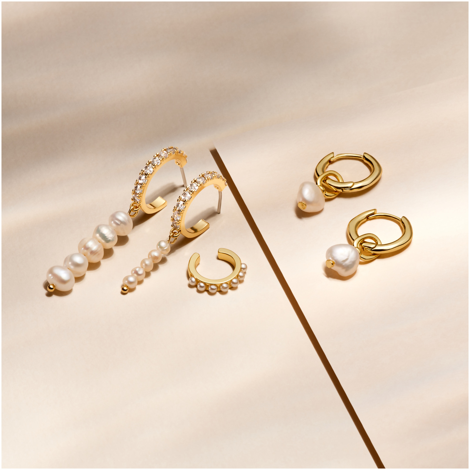 AVIVA – Glass Pearl Ear Cuff
