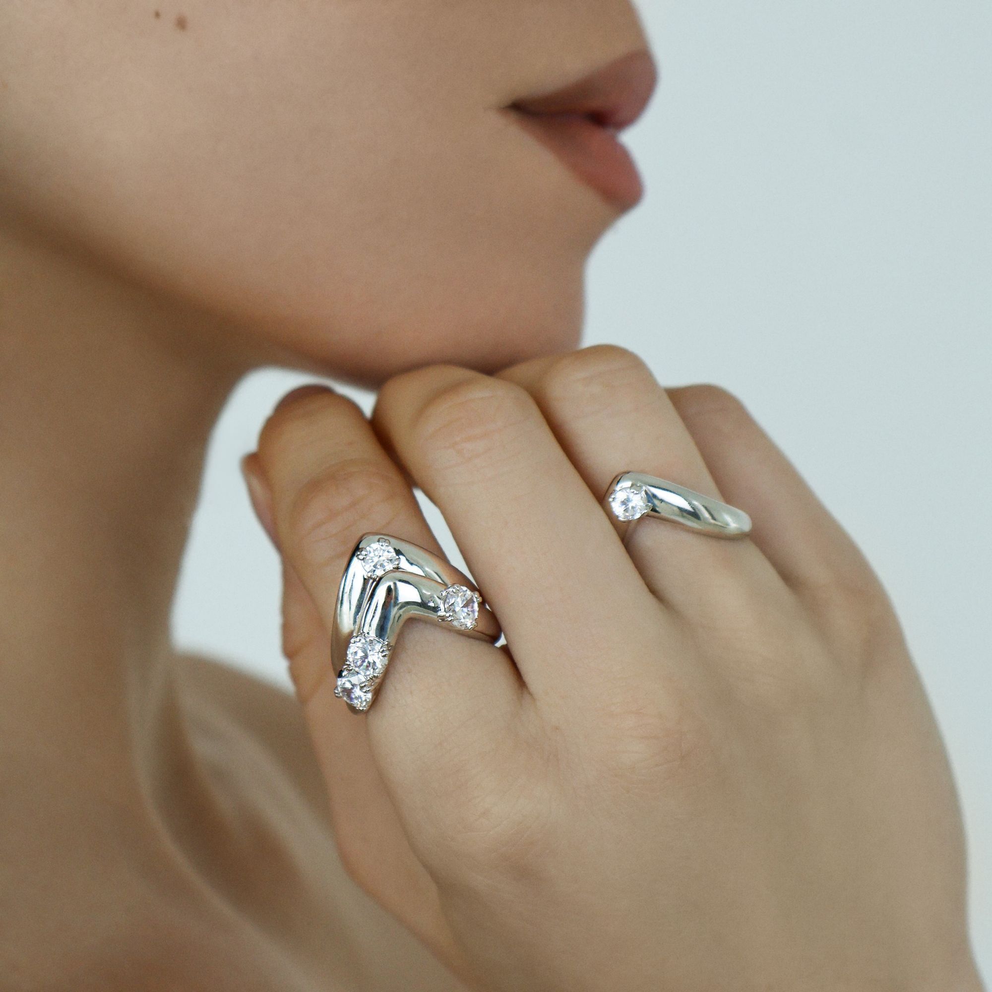 LEXI – Prong Set V-Shaped Ring Duo