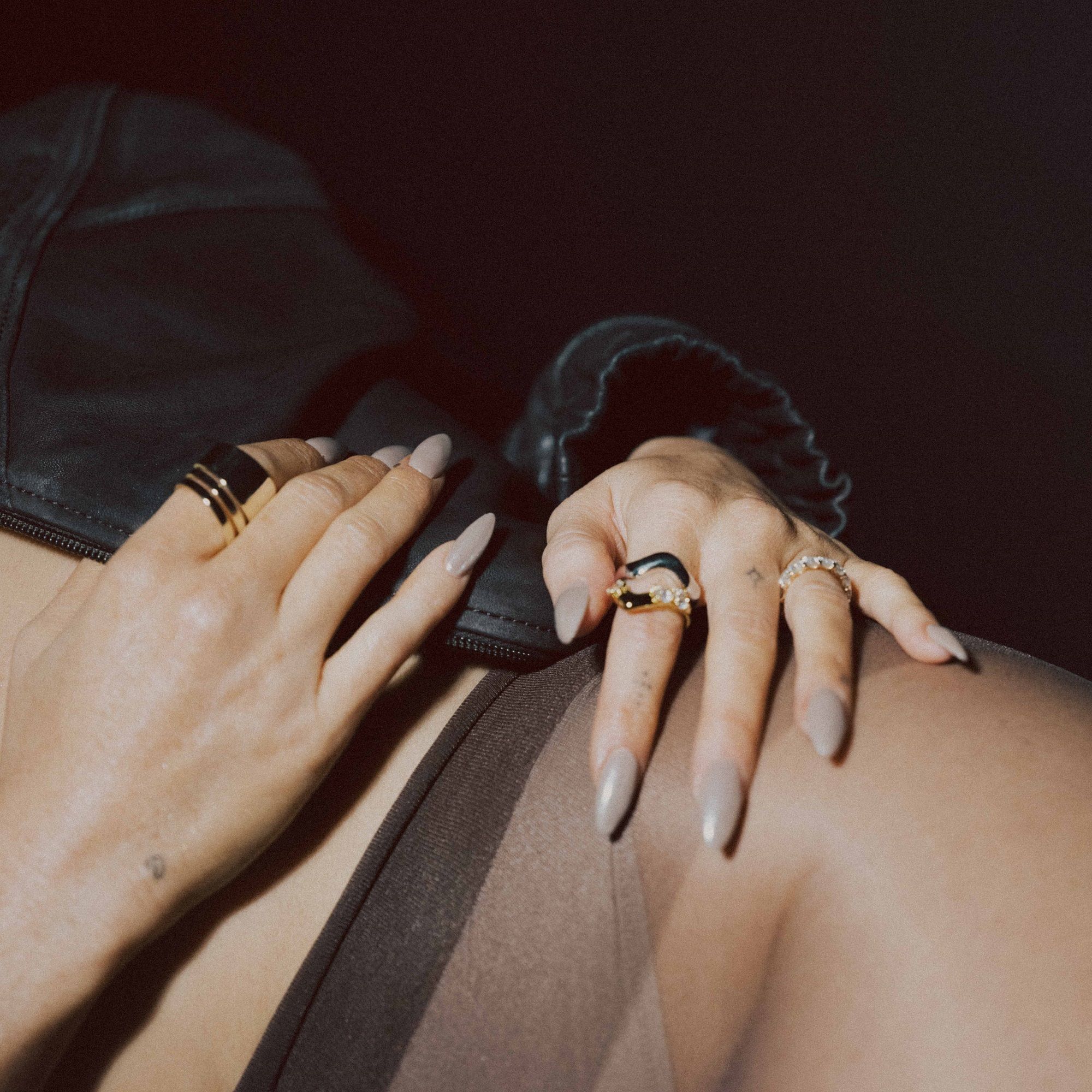 LEXI – Prong Set V-Shaped Ring Duo