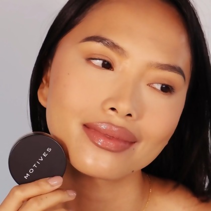 Motives&reg;清透柔焦蜜粉