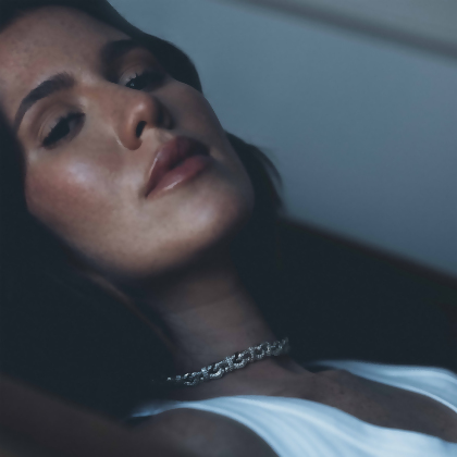 LO – Collar corto con eslabones en forma de infinito en engaste pavé