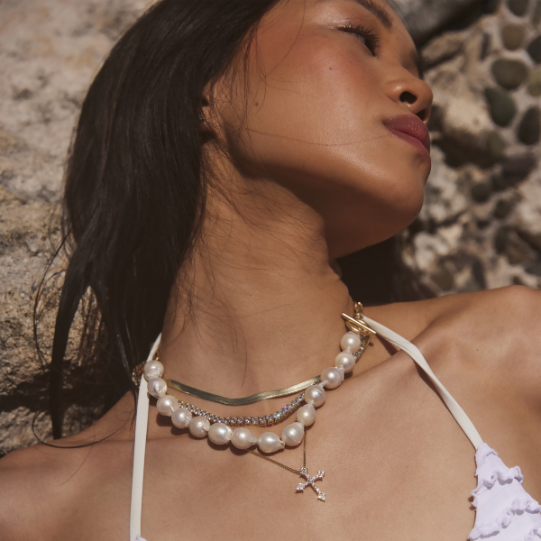 JANE – Collar con perlas de agua dulce y eslabones estilo paperclip