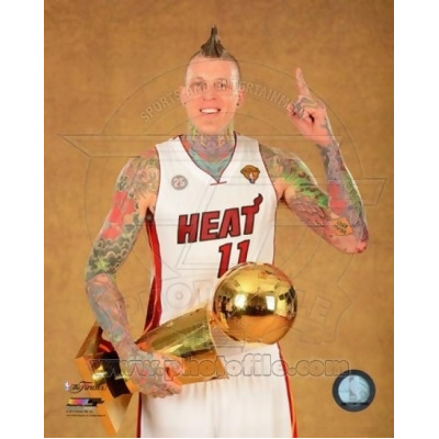 Photofile PFSAAQA00801 Chris Andersen with the NBA Championship Trophy Game 7 of the 2013 NBA Finals Sports Photo - 8 x 10 