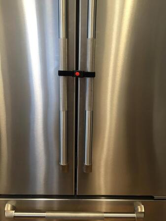 Lockingstraps Latch LSB9-001 9 in. Long Black Strap with Red Center