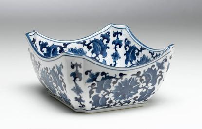 AA Importing 59710 Square Blue & White Bowl 