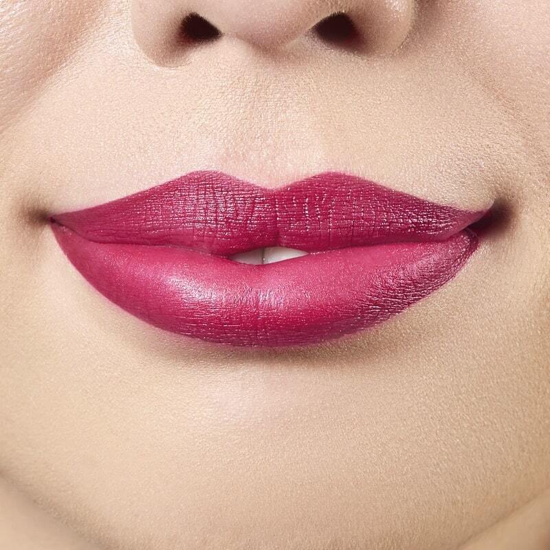 Closeup on lips of model with light skin tone wearing Motives Lip Kit, color Déjà Vu