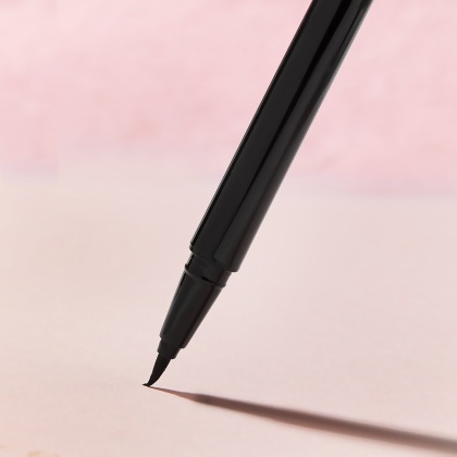 Motives Precisely The Point Eye Line, color Pitch Black, open with tip on counter