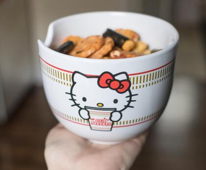 Hello Kitty Cup Noodle Japanese Dinnerware Set | 20-Ounce Ramen Bowl, Chopsticks alternate image