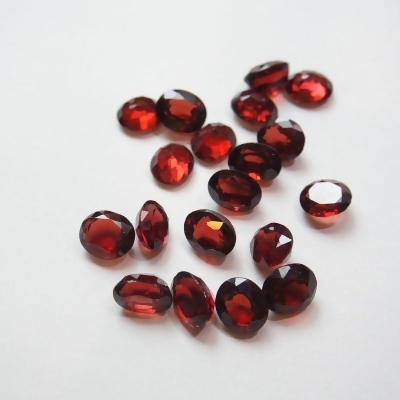 《香氛市集》紅石榴橢圓切面裸石(6x7mm) ~ 增加各種活力，是美麗的健康寶石~ 