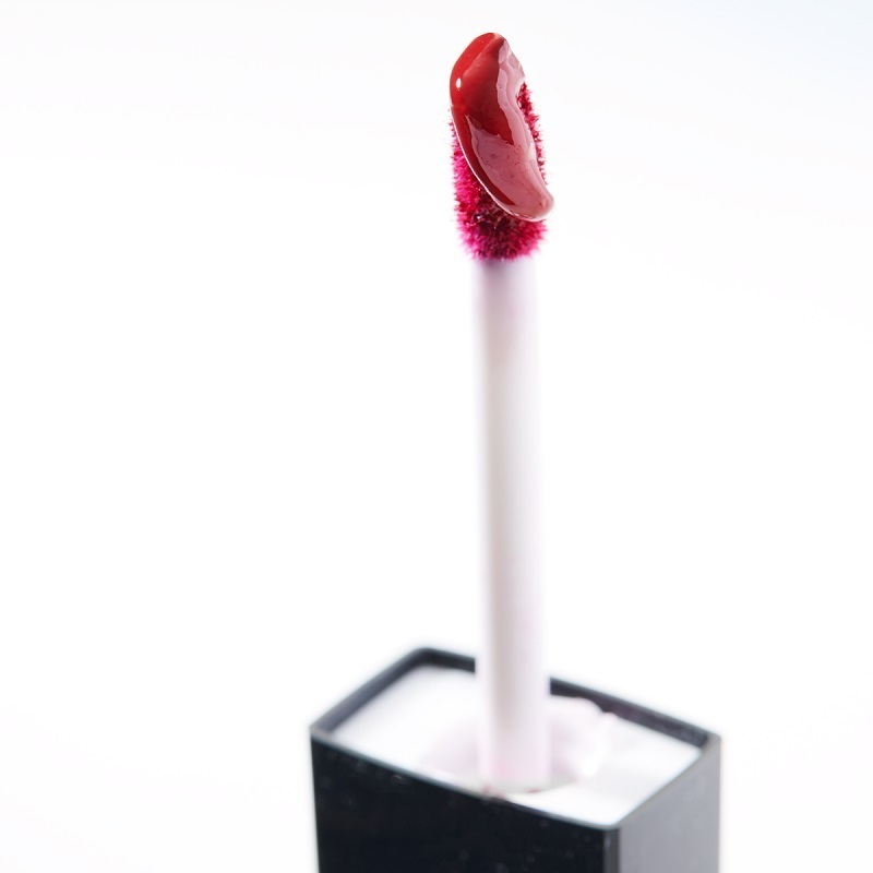 THALIA X Motives Liquid Lipstick in Red Velvet, sponge applicator out of container