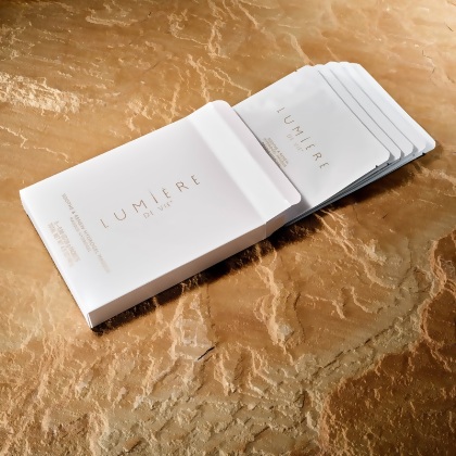 Lumière de Vie Soothe & Renew Hydrogel Masque box open with packets display out of box opening.