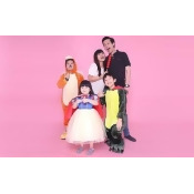 30-Minute Costume & Prop Selfie Session 30-Minute Costume & Prop Selfie Session