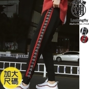 叫阿潮-大尺碼 側邊撞色雙線條紋草寫英字印花縮口運動休閒長褲【TGYC836】 叫阿潮-大尺碼 側邊撞色雙線條紋草寫英字印花縮口運動休閒長褲【TGYC836】