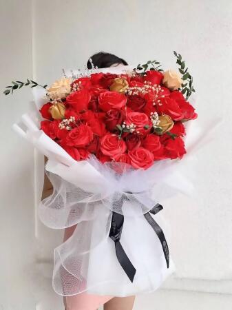 Soap Flower 99 Stalks With Metal Crown and LED Light Romance Always Florist By Hamper Malaysia - Rose Red Peach 99