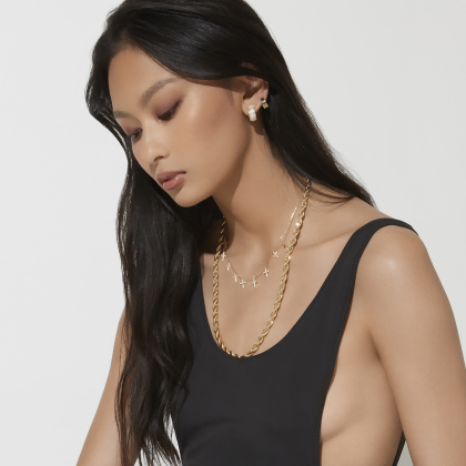KOURTNEY – Nine Cross Necklace alternate image