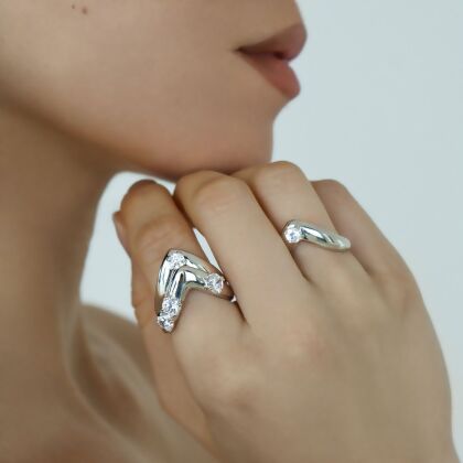 LEXI – Prong Set V-Shaped Ring Duo alternate image