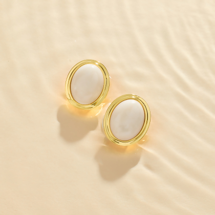 MAEVE &ndash; Oval Cream Opal Clip-on Earrings alternate image