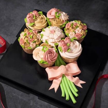 Lovely Cream Cupcake Bouquet 