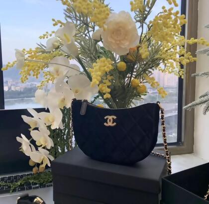【CHANEL】香奈兒專櫃滿額贈品|絲絨月牙包（3/17開始出貨） 