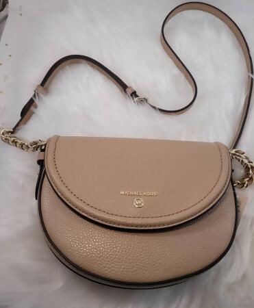 mk Michael kors jet set charm經典半月牛皮斜背包 
