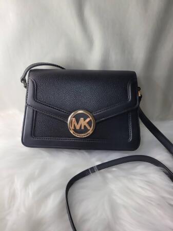 MICHAEL KORS mk專櫃款 JESSIE 荔枝紋翻蓋磁釦斜背包/小-(黑色） 