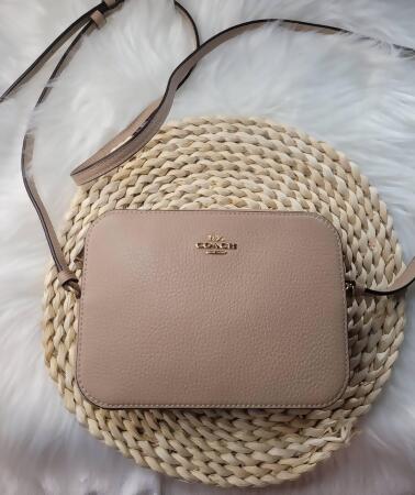 COACH 經典立體LOGO荔枝紋皮革斜背相機包-奶茶色 