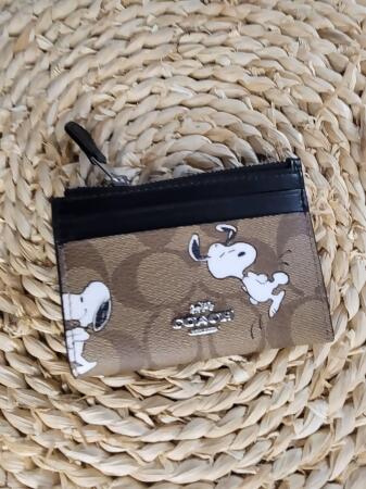COACH X SNOOPY限量聯名悠遊卡鑰匙零錢包(焦糖/黑) 