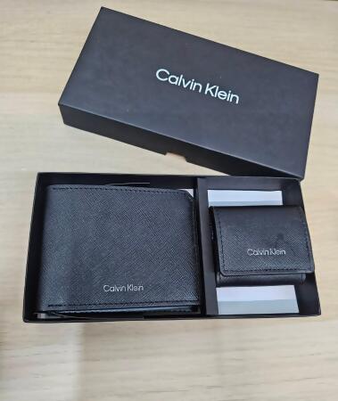 Calvin klein ck 4卡透明證件男短夾耳機套 禮盒組 贈原廠紙袋(pa_ck男短夾禮盒組: 深藍色) 