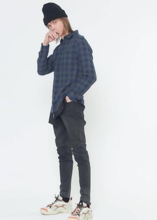 Konus Men's Longline Button up Shirt in Plaid in Navy 