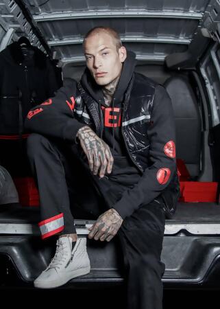 Men's Zip-Up Puffer Vest In Black alternate image
