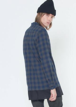 Konus Men's Longline Button up Shirt in Plaid in Navy alternate image