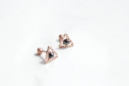 14K Triangle Black Diamond Piercing 黑鑽石三角鎖珠耳環 (單個)